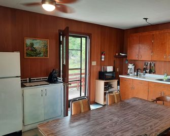 3 bedroom cabin on Crow Lake at Bull Moose Lodge. Pet friendly - Nestor Falls - Kitchen