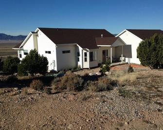 Great Views, Quiet Neighborhood, Comfortable Living & Pet Friendly! - Cedar City - Building