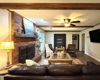 Guest Favorite, Charming Home Near I-40 & I-540 and Near Ft. Smith - Van Buren - Wohnzimmer