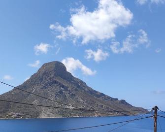 Grande Grotta House in Armeos - Masouri - Balkon
