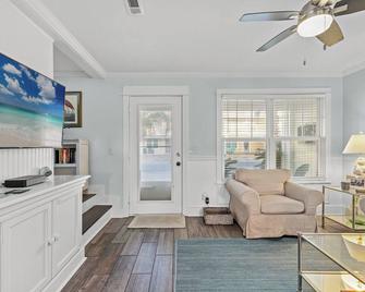 Searenity Awaits: 2-Bd, 2-Ba Coastal Escape! Perfect For 6! Pet Friendly! - Laguna Beach - Sala de estar