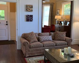 Historic Queen Anne Victorian in the Heart of Windsor - Windsor - Living room