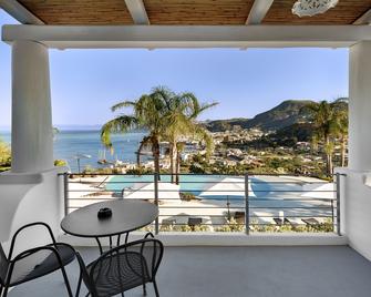 Hotel Villa Enrica - Aeolian Charme - ליפארי - מרפסת