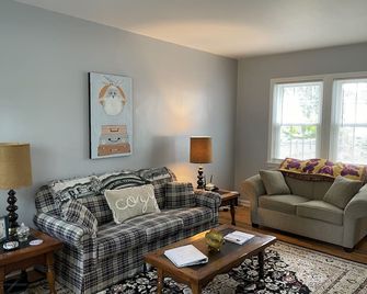 Cozy on Carolina - Kingsport - Living room