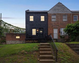 Cozy Getaway Quiet Neighborhood Near Dt 2 Bedroom Townhouse - Baltimore - Building