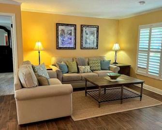 Gran Kaymen Tropical Oasis Lux Waterfront Escape: Pool, Spa, Dock, Pet-Friendly\n - Apollo Beach - Sala de estar