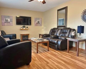 Cozy 2-bedroom house in Minot, with a comfortable living room, AC, and WiFi. - Minot - Living room