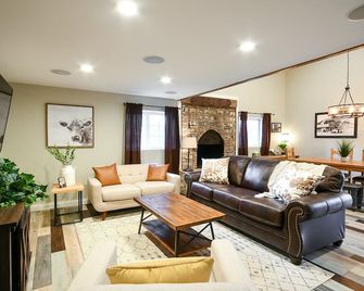 Historic Verde Dairy Near Old Town Cottonwood w/ River Access - Cottonwood - Living room