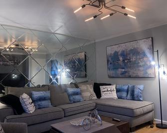 Enchanting Comfy Cozy Getaway - Queens - Living room