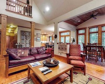 Deer Park 19 - 'Inn the Oaks' - Glen Arbor - Living room