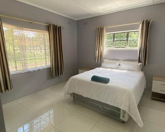 Guest House - Famona Bulawayo - Bulawayo - Bedroom