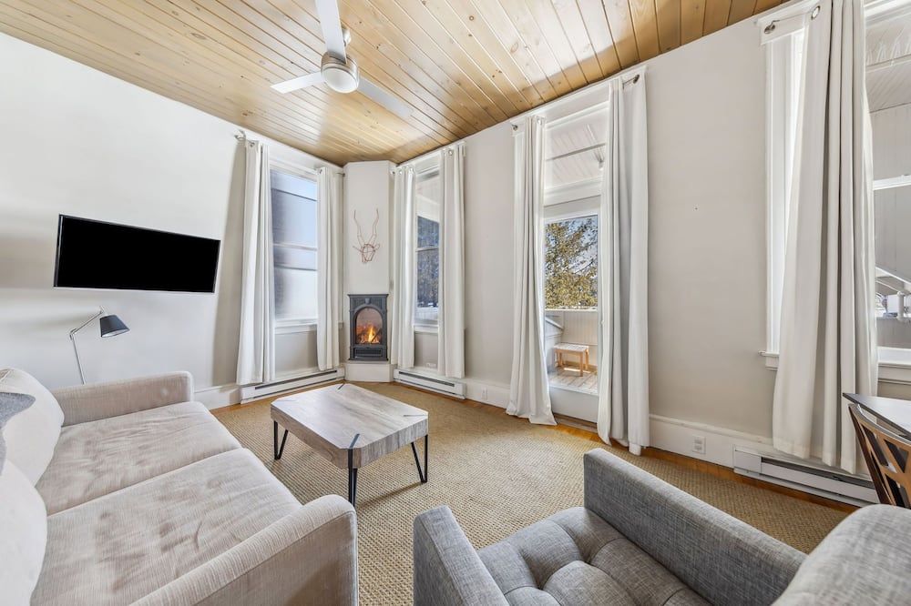 ذا هاوس أون ميرور ليك