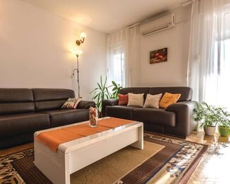 2 bedroom nice apartment in Ploce - Ploce - Sala de estar
