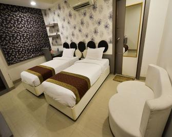 OYO 514 Nirvana Hotel - Varanasi - Bedroom