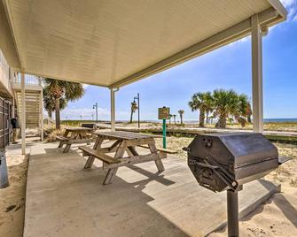 Sunny Beachfront Biloxi Condo with Resort Amenities! - Biloxi - Innenhof
