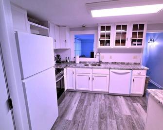 Cozy Ocean Breeze Retreat - Groton - Kitchen