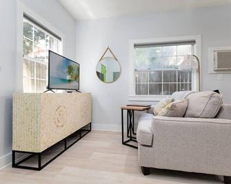 Be A Nomad Laid Back Beach Home - Jacksonville Beach - Living room