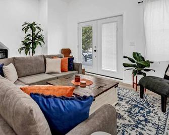 Chic Vibrant Dtwn Apartment - Buffalo - Living room