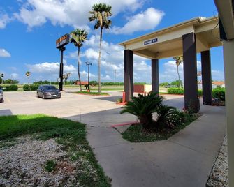 Deluxe Inn & Suites - Raymondville - Outdoors view