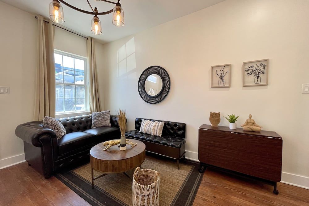 Naturally Beautiful 3 Bedroom Home - Restored with Modern and Historic Touches - New Orleans - Oturma odası