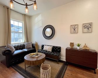 Naturally Beautiful 3 Bedroom Home - Restored with Modern and Historic Touches - New Orleans - Oturma odası