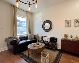 Naturally Beautiful 3 Bedroom Home - Restored with Modern and Historic Touches - New Orleans - Oturma odası