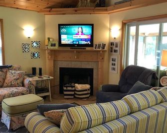 Calla Bass Lake - Pentwater - Living room