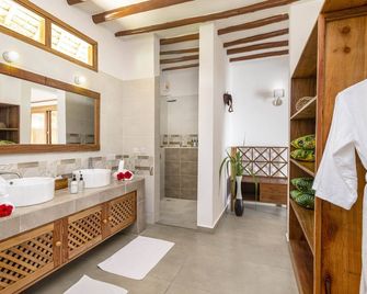 Zanzibar Queen Hotel - Matemwe - Bathroom