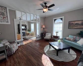 Charming 3-bedroom Craftsman house in delightful Willow Springs, MO - Willow Springs - Sala de estar