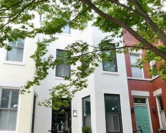 On DCs Doorstep Family Friendly 2 bed Cap Hill Apt - Permit - Washington, D.C. - Building