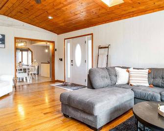 Lauderdale Lakes Stay: Seasonal Hot Tub & Firepit - Elkhorn - Obývací pokoj