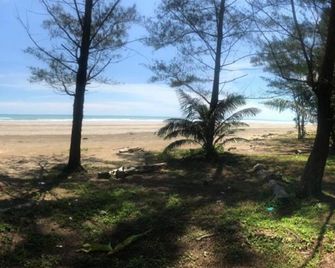 Cempaka' Lodge - Sematan - Beach