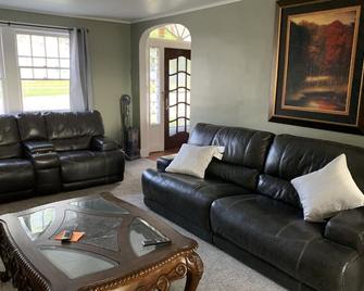 Lakefront house! SUP and Kayak use included. Boat available for rent! Near golf! - Beaver Dam - Living room
