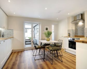 Beautifully refurbished cottage in Lower Wivenhoe with games room, pet friendly! - Wivenhoe - Kitchen