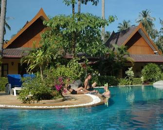 棕櫚花園渡假村 - 拉威 - 拉威 - 游泳池