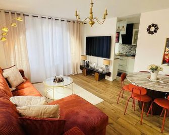 Stay in the heart of Disneyland/ less than 5 minutes from Disney - Magny-le-Hongre - Wohnzimmer