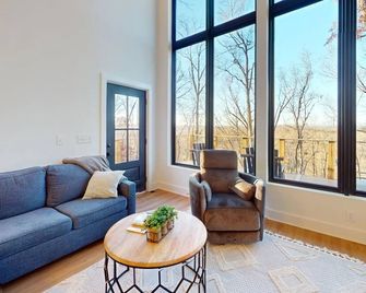 The Hilltop Hideaway at Lake Hartwell - Westminster - Living room