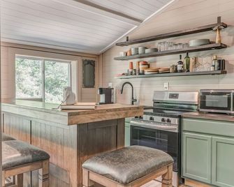 Adorable 1-bedroom creek front cabin in Talking Rock. - Talking Rock - Kitchen
