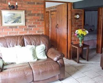 Severn Bank Lodge, Pet Friendly, With A Garden In Astley Burf - Stourport-on-Severn - Living room