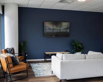 Amica Serviced Apartments - Orange - Living room