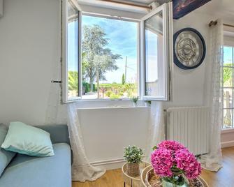 Apartment 'Le Nid Du Charmant' with Private Garden, Wi-Fi and Air Conditioning - Montagne - Sala de estar