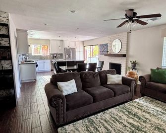 Staying Classy in San Diego - Charming 3-bedroom ranch home - Poway - Living room