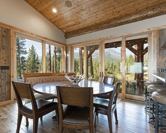 14,000 sf Luxury Lodge with Incredible Views, Hot Tub, Indoor Pickleball and Gym - Hamilton - Dining room