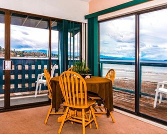 Sand Pebbles Inn - Qualicum Beach - Balkon