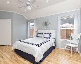 House Near Iah Airport - 3bd, 2bath W/Parking - Humble - Habitación