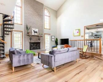 Waterfront house near the Niagara Falls/Canal/Canadian Border - Tonawanda - Living room