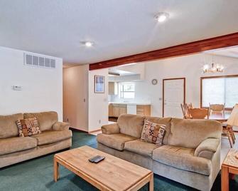 Yosemite Pines - Wawona - Living room