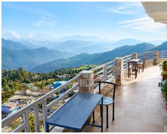 Goroomgo Himalaya Darshan Berinag - Chaukori - Balcón