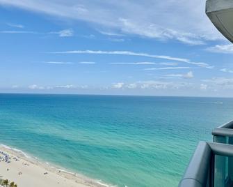 Ocean-view Condo Hotel Marenas Resort near Aventura Mall. - Sunny Isles Beach - Beach