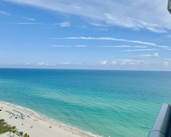 Ocean-view Condo Hotel Marenas Resort near Aventura Mall. - Sunny Isles Beach - Plage